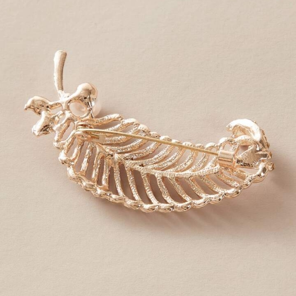 NWOT: Faux Pearl Decor Leaf Shaped Brooch - Picture 4 of 5